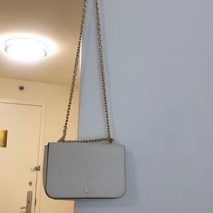 TORY BURCH white leather crossbody bag with gold chain detail💫
